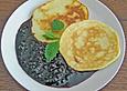 Pancakes mit Waldbeersauce