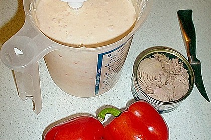 Schwarze Nudeln mit Feta - Thunfisch Sauce