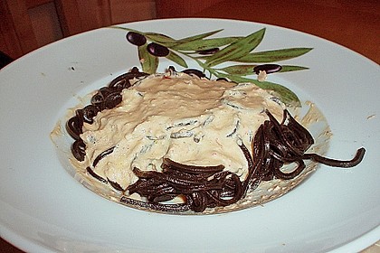 Schwarze Nudeln mit Feta - Thunfisch Sauce 2