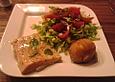 Gegarter Lachs an Salat mit frittiertem Ei