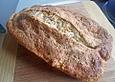 W&uuml;rziges Kr&auml;uter-K&auml;sebrot mit Sesam f&uuml;r den Single-Haushalt