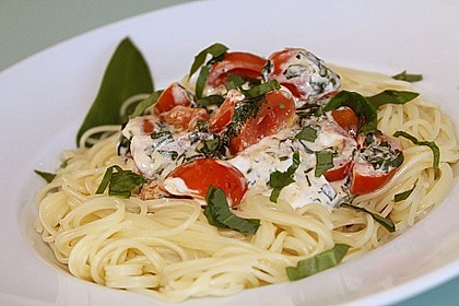Pasta mit Bärlauch-Frischkäse-Soße und Cocktailtomaten 1