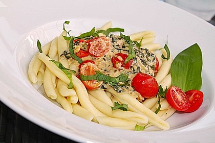 Pasta mit Bärlauch-Frischkäse-Soße und Cocktailtomaten 2