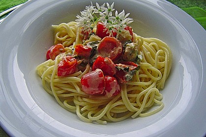Pasta mit Bärlauch-Frischkäse-Soße und Cocktailtomaten 8