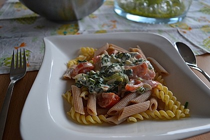 Pasta mit Bärlauch-Frischkäse-Soße und Cocktailtomaten 28