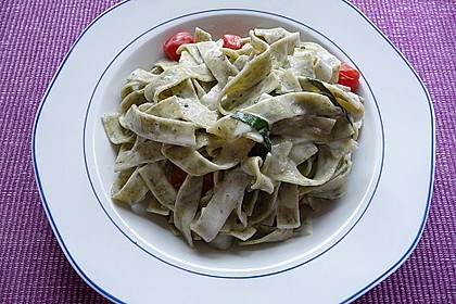 Pasta mit Bärlauch-Frischkäse-Soße und Cocktailtomaten 29