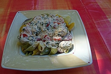 Pasta mit Bärlauch-Frischkäse-Soße und Cocktailtomaten 34