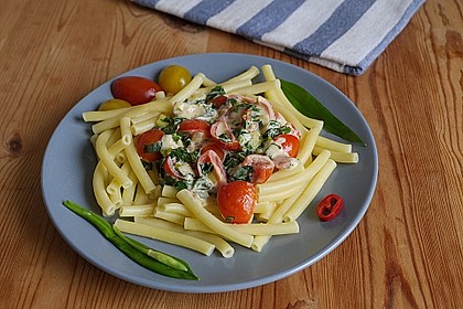 Pasta mit Bärlauch-Frischkäse-Soße und Cocktailtomaten 7