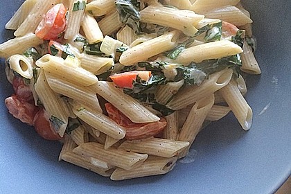 Pasta mit Bärlauch-Frischkäse-Soße und Cocktailtomaten 22