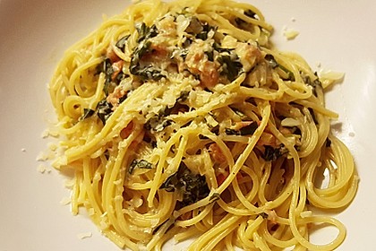 Pasta mit Bärlauch-Frischkäse-Soße und Cocktailtomaten 32