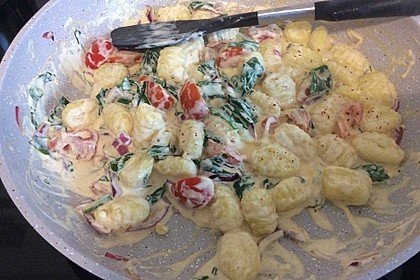 Pasta mit Bärlauch-Frischkäse-Soße und Cocktailtomaten 33