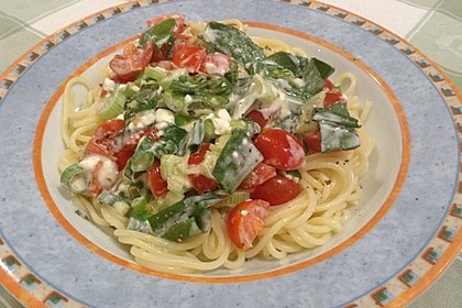 Pasta mit Bärlauch-Frischkäse-Soße und Cocktailtomaten 26