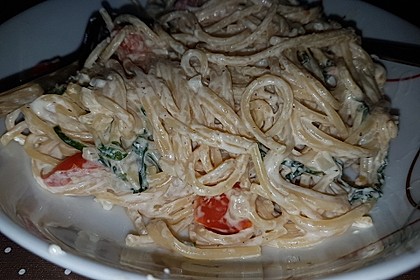 Pasta mit Bärlauch-Frischkäse-Soße und Cocktailtomaten 41