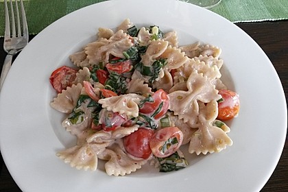 Pasta mit Bärlauch-Frischkäse-Soße und Cocktailtomaten 15