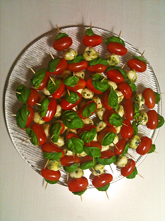 Marinierte Knoblauch-Pesto-Mozzarella Spieße (Rezept mit Bild ...