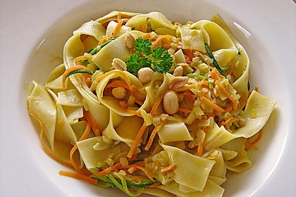 Pasta mit Gemüsejulienne und Erdnusssoße 1