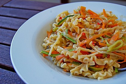 Pasta mit Gemüsejulienne und Erdnusssoße