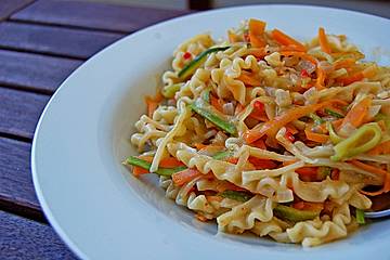 Pasta mit Gemüsejulienne und Erdnusssoße