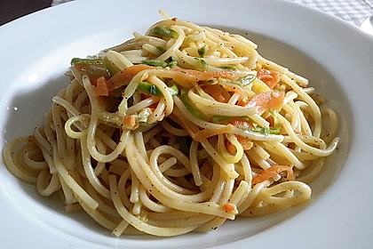 Pasta mit Gemüsejulienne und Erdnusssoße 2