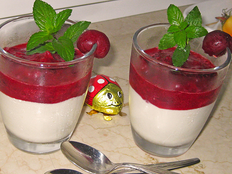 Feine Buttermilchmousse mit marinierten Himbeeren (Rezept mit Bild ...