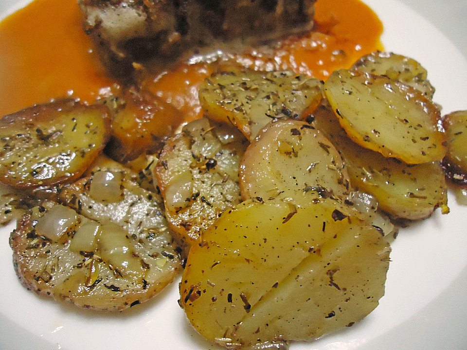 Bratkartoffeln aus Pellkartoffeln mit Zwiebeln und Kräutersalz (Rezept ...