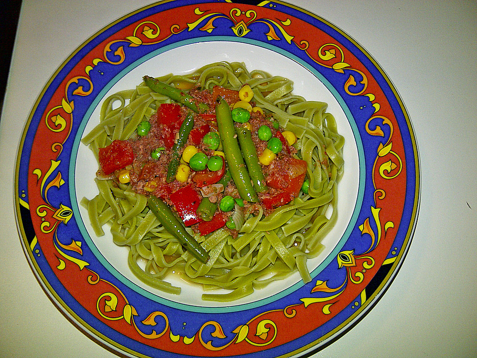 Grüne Bandnudeln mit Balkangemüse und Corned Beef (Rezept mit Bild ...