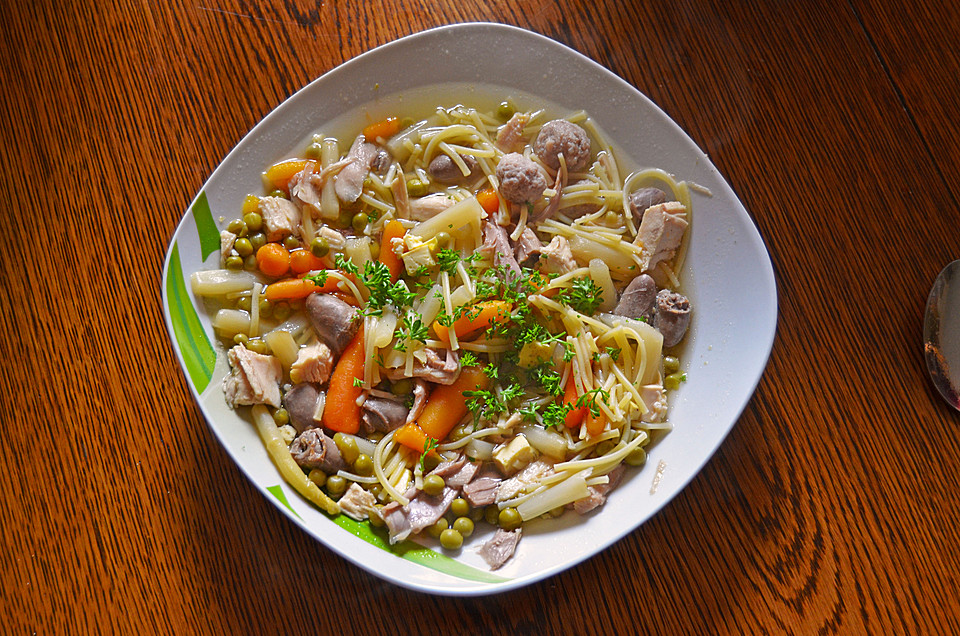Hühnersuppe mit Nudeln, Spargel, Fleischklößchen und Eierstich (Rezept