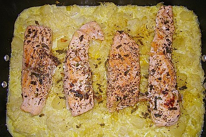Frischer Lachs auf Rahmsauerkraut