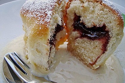 Kärnter Buchteln mit Pflaumenmus 3