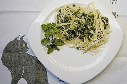Pasta in w&uuml;rziger Mangoldso&szlig;e
