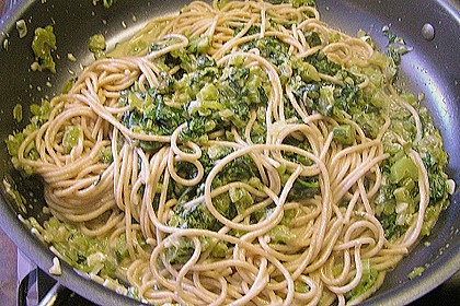 Pasta in w&uuml;rziger Mangoldso&szlig;e 2