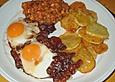 H&uuml;ttenpommes mit Speck und Spiegelei