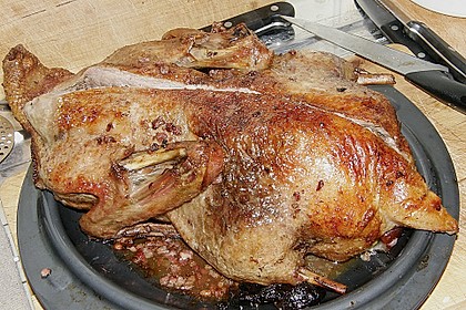 Ente mit Äpfeln, Backpflaumen und Speck 10