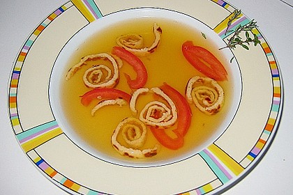 Klare Tomatensuppe mit Fl&auml;dle