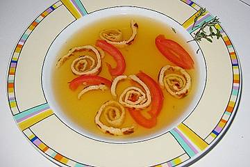 Klare Tomatensuppe mit Flädle