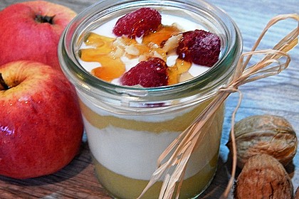 Leichtes Schichtdessert mit Apfelmus und Joghurt