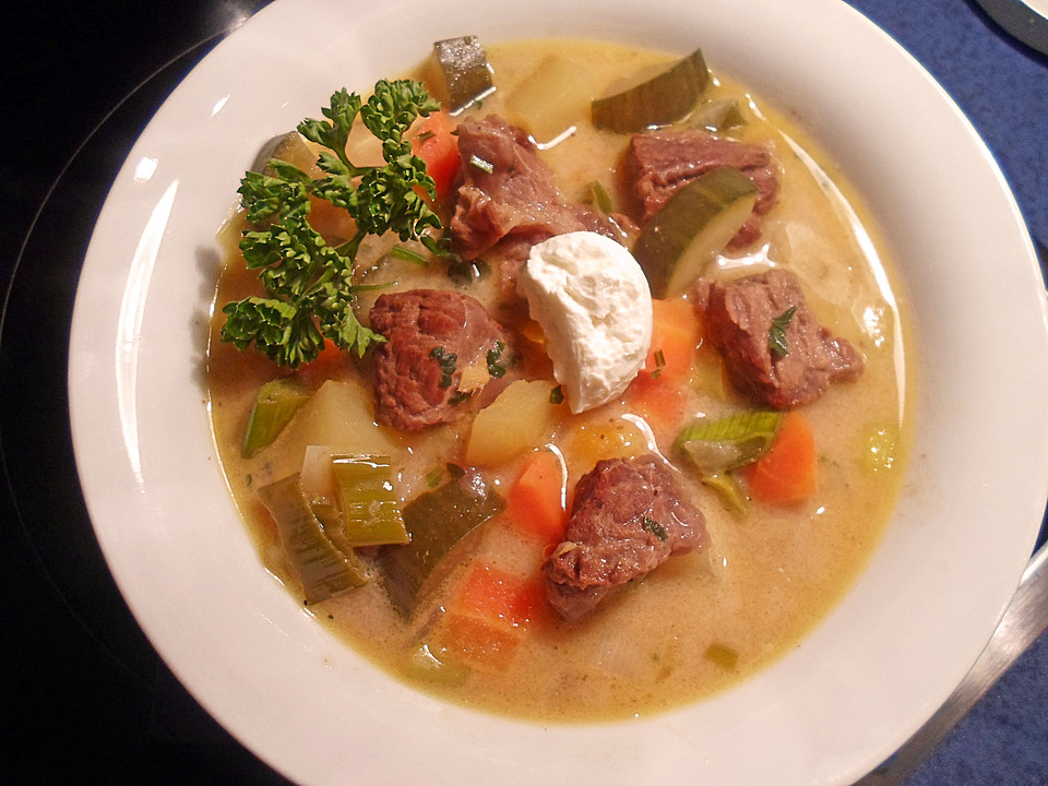 Gemüse-Fleisch-Topf: Rindergulasch mit Pastinaken, Süßkartoffeln und ...