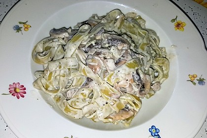 Grüne Bandnudeln mit frischen Champignons in einer Parmesan-Sahnesoße 3
