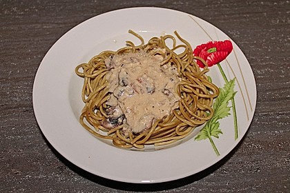 Grüne Bandnudeln mit frischen Champignons in einer Parmesan-Sahnesoße 5