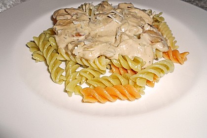 Grüne Bandnudeln mit frischen Champignons in einer Parmesan-Sahnesoße 4
