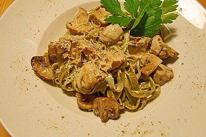 Grüne Bandnudeln mit frischen Champignons in einer Parmesan-Sahnesoße 1