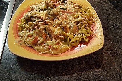 Grüne Bandnudeln mit frischen Champignons in einer Parmesan-Sahnesoße 2