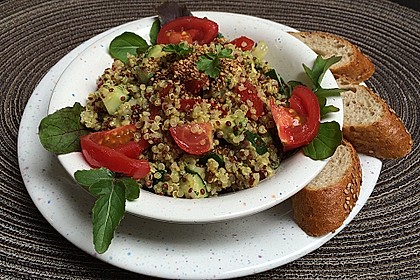 Quinoa Powersalat mit Tomaten und Avocado 10