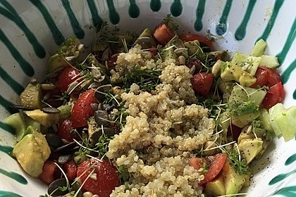 Quinoa Powersalat mit Tomaten und Avocado 35
