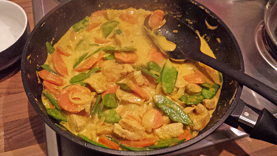 Thai Curry mit Hähnchen, Zuckerschoten und Mango (Rezept