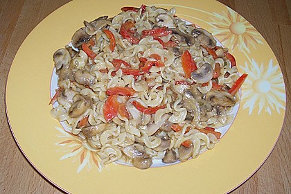 Nudeln mit Paprika - Pilz - Sauce