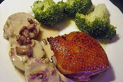 Entenbrust mit Pfifferlingen, Brokkoli und Serviettenkl&ouml;&szlig;en