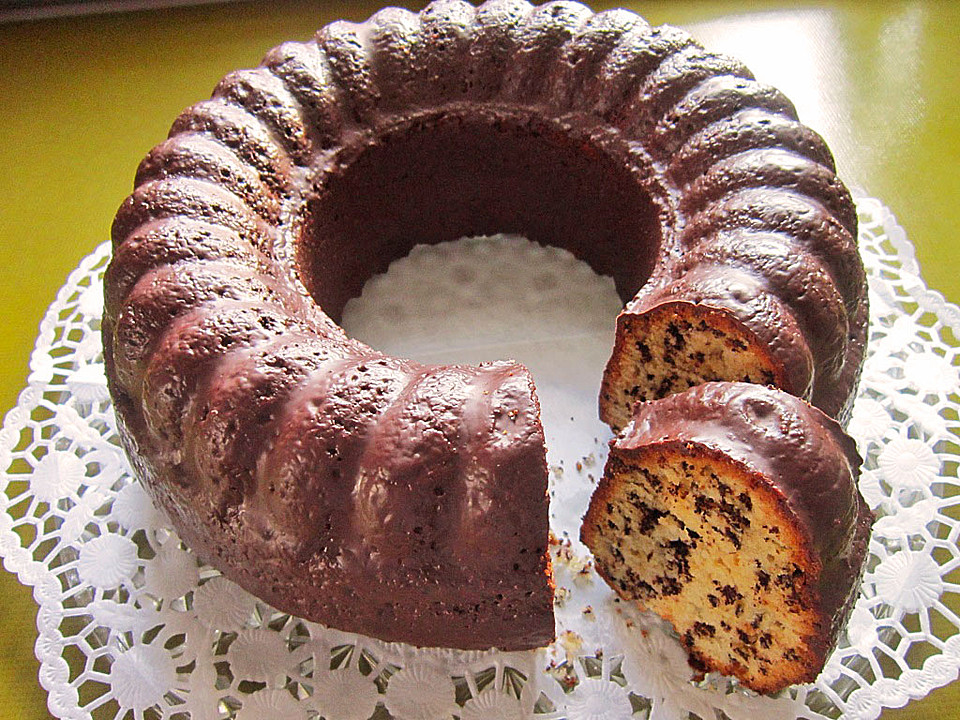Eierlikörkuchen mit Schokostreusel und Amaretto (Rezept mit Bild ...