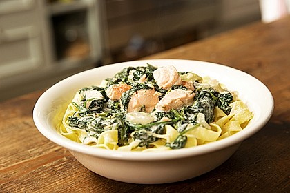 Bandnudeln mit frischem Spinat und Lachs 1