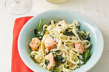 Bandnudeln mit frischem Spinat und Lachs